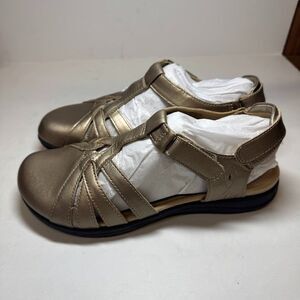 Earth Origins Womens 9 W Platinum Pearlized Leather Strappy Flat Sandals NIB HF6